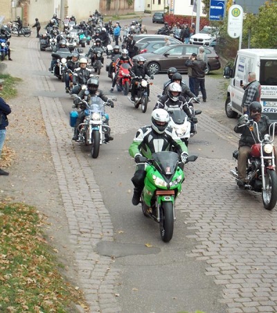 Circa 120 Motorräder machen sich auf den Weg